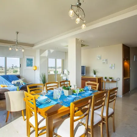 Imagine You And Your Family Renting This Perfect Holiday Apartment Minutes From The Beach, Larnaca Apartment 1390 וילה