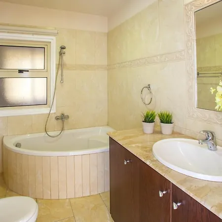 Imagine You And Your Family Renting This Perfect Holiday Apartment Minutes From The Beach, Larnaca Apartment 1390 Larnaca