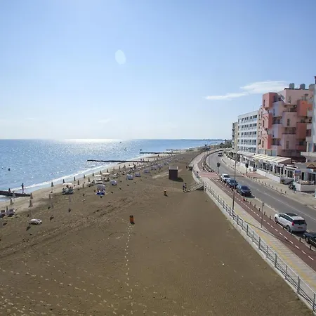 Imagine You And Your Family Renting This Perfect Holiday Apartment Minutes From The Beach, Larnaca Apartment 1390 Larnaca